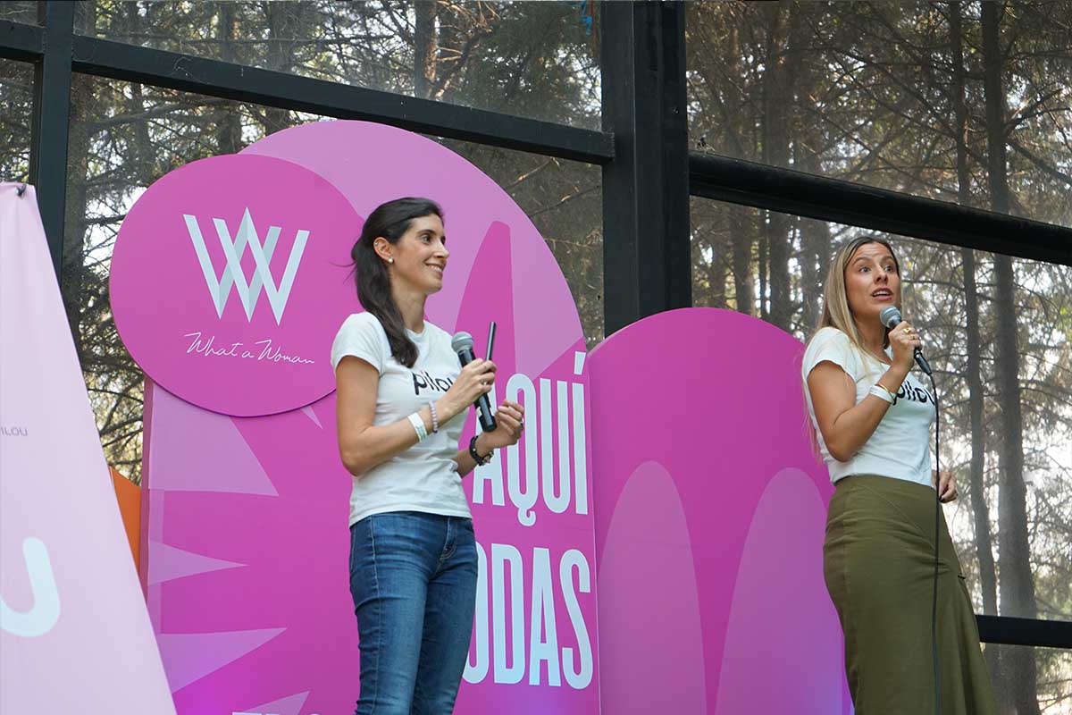 Comunidad reunida en What a Woman