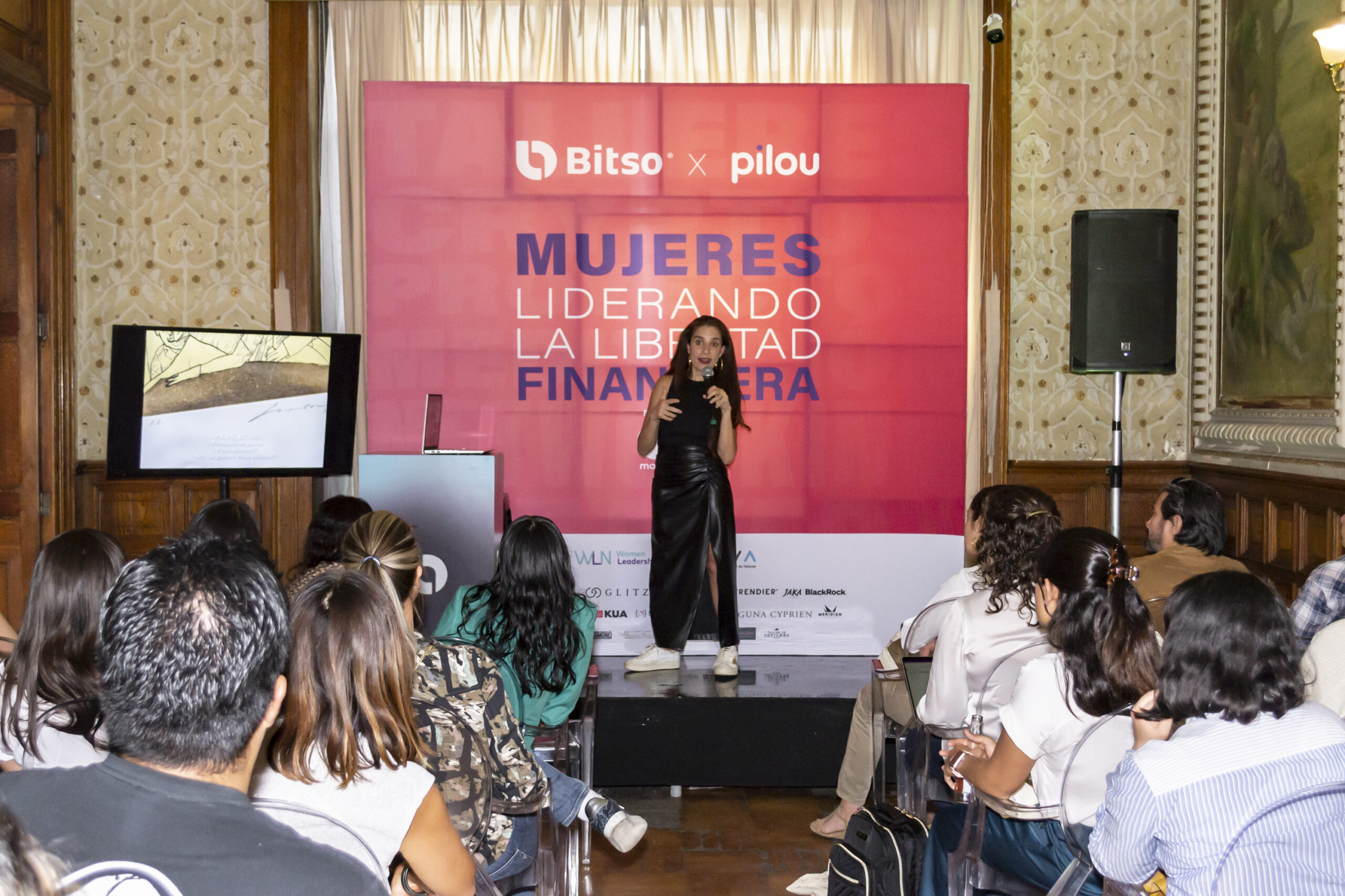 Comunidad reunida en Mujeres Liderando la Libertad Financiera